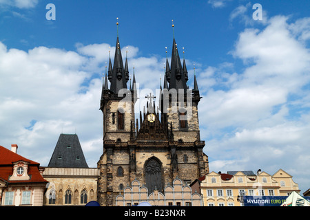 Vista sulla chiesa di Nostra Signora di Tyn in Piazza della Città Vecchia di Praga con il cielo blu e nuvole in background Foto Stock