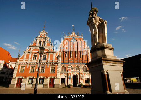 Punti neri House e la statua di Rolando nella piazza del Municipio di Riga Lettonia Paesi Baltici Foto Stock