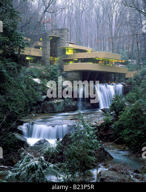 Inverno vista del tramonto di Fallingwater, 1936 Frank Lloyd Wright progettato a casa per la famiglia Kaufmann. Foto Stock