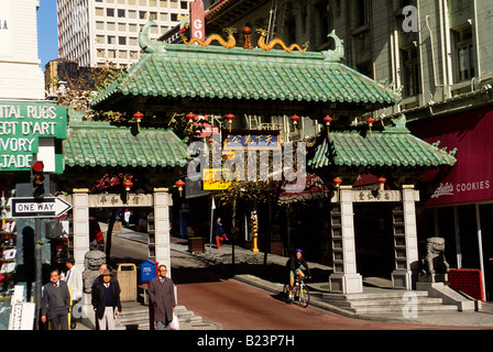 La Pagoda di Chinatown Gate a Grant Avenue e Bush Street, San Francisco, California Foto Stock