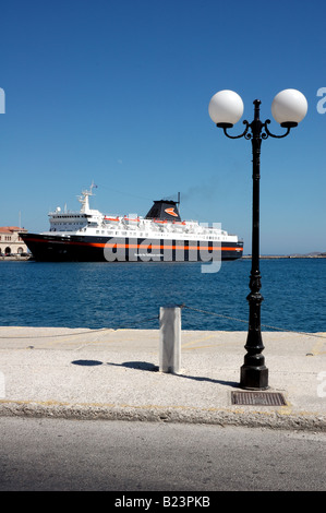 Bilancio della nave di crociera vita easyCruise ormeggiata in Ermoupoli sull'isola greca di Syros Foto Stock