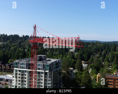 La gru su un alto edificio in condominio nel progetto di costruzione downtown Bellevue un sobborgo di Seattle Washington Foto Stock