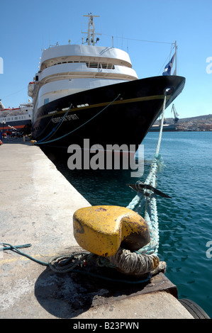 Lussuosa nave da crociera lo spirito delle Ebridi ormeggiata in Ermoupoli sull'isola greca di Syros Foto Stock