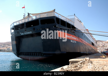 Bilancio della nave di crociera vita easyCruise ormeggiata in Ermoupoli sull'isola greca di Syros Foto Stock