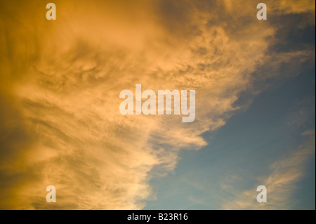 Un tempestoso del cielo della sera Kuching Sarawak Malaysia Foto Stock