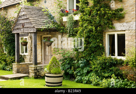 Grazioso paese di lingua inglese cottage del villaggio Costwold di Ashton Keynes, Wiltshire, Inghilterra, Regno Unito Foto Stock