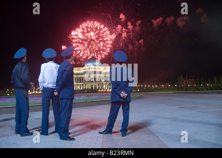 Poliziotti guardare di fuochi d'artificio su Ak Orda residenza del Presidente della Repubblica del Kazakistan a Astana, Kazakistan Foto Stock