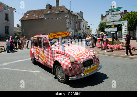 2008 Tour de France caravan - Citroen 2CV sponsorizzato da 'Cochonou' salsicce, Francia. Foto Stock