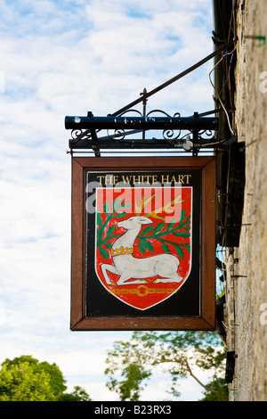 Pub segno per il White Hart in Ashton Keynes, un villaggio Costwold nel Wiltshire, Inghilterra, Regno Unito Foto Stock