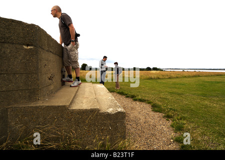 Guardando la scatola di pillole, East Mersea, Essex Foto Stock