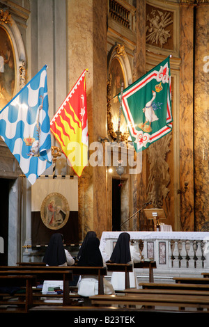 Le monache in preghiera nella chiesa di Santa Caterina da Siena Via Giulia Roma Foto Stock