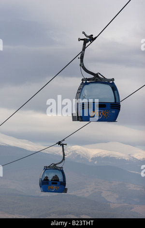 Sci di cabina ascensore nella moderna località sciistica di Bansko, montagne Pirin, Bulgaria. Foto Stock