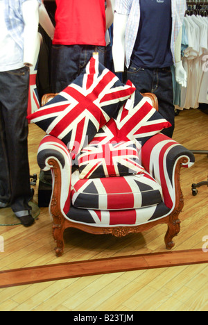 Unione di rivestimenti di bandiera sulla poltrona e cuscini sui display e per la vendita in department store Foto Stock