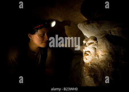 Maya di figura nella caverna sotterranea, il Belize. Foto Stock