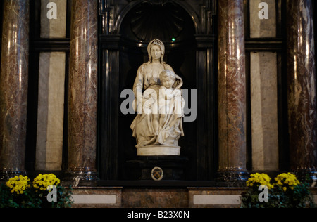 La Madonna di Bruges, scultura in marmo di Michelangelo, nella chiesa di Nostra Signora a Bruges, Belgio Foto Stock