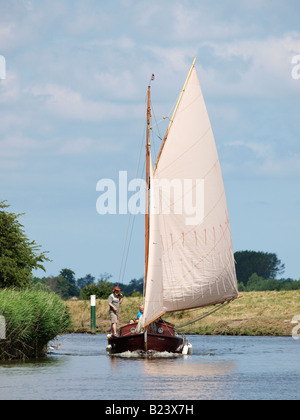 In legno barca a vela da cacciatori ludham cantiere sul fiume bure vicino a St benets abbey norfolk Foto Stock