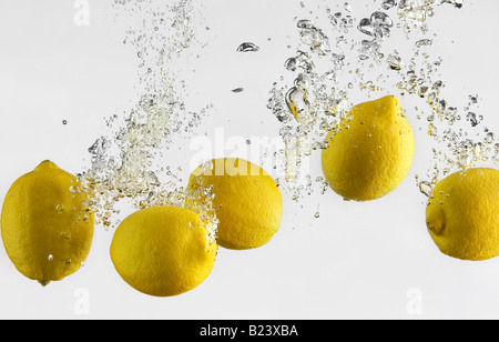 Cinque limoni in acqua Foto Stock