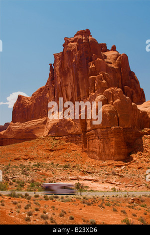 La vacanza estiva i viaggiatori tour attraverso Arches National Park nello Utah Stati Uniti d'America Foto Stock