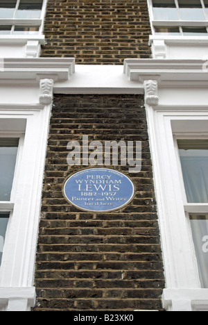 Targa blu segnando una ex casa del pittore e scrittore percy Wyndham Lewis, nei giardini del palazzo terrazza, Kensington, Londra, Inghilterra Foto Stock