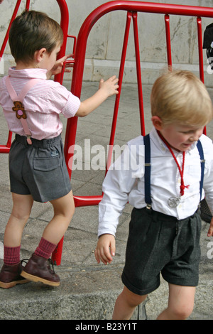 I bambini vestiti in 'lederhosen " riproduzione durante la semana santa, Siviglia, Spagna Foto Stock