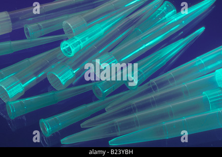 Di microtitolazione di punte di pipetta disposti in un modello Foto Stock