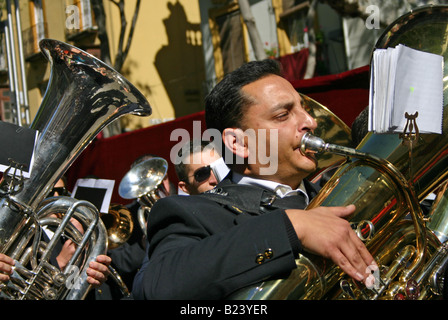 L'uomo gioca una tuba, semana santa processione, Siviglia, Spagna Foto Stock