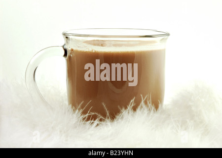 La tazza di Natale caldo cacao isolato su uno sfondo bianco Foto Stock