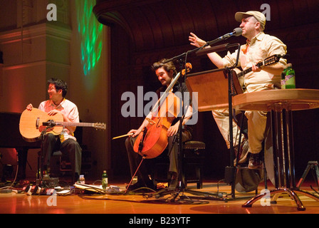I campi magnetici, con Stephin Merritt sulla destra eseguendo al Cadogan Hall di Londra, 10 Luglio 2008 Foto Stock