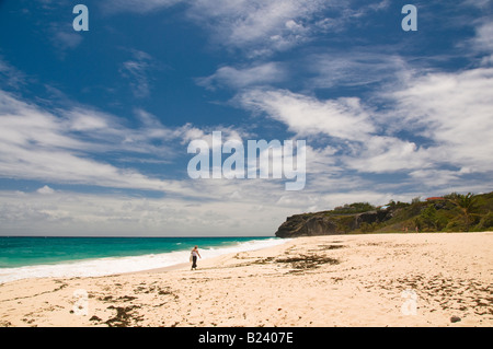 La solitudine in fallo Bay Beach sulla costa sud-est di Barbados vicino alla città la gru Marzo 2008 Foto Stock
