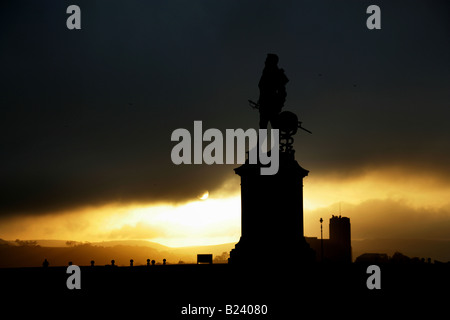 Città di Plymouth in Inghilterra. Il sir Joseph Boehm RA progettato da Sir Francis Drake statua in bronzo, situato su Plymouth Hoe Promenade. Foto Stock