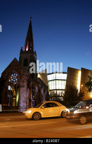 Città di Plymouth in Inghilterra. Una vista notturna di Carlo Chiesa a croce con il Drake Circus Shopping Complex in background. Foto Stock