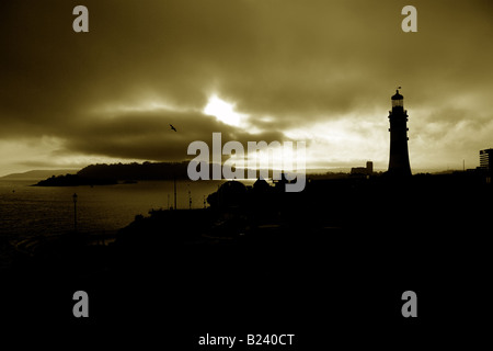 Città di Plymouth in Inghilterra. Vista del tramonto della zappa compresa Plymouth Sound, Drake's Island e Smeaton del faro di Eddystone. Foto Stock