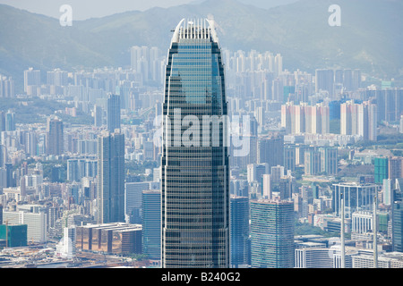 Due Centro finanziario internazionale IFC2, Hong Kong, Cina SAR. Fino al 2010 il grattacielo più alto di Hong Kong. Kowloon in background. Foto Stock