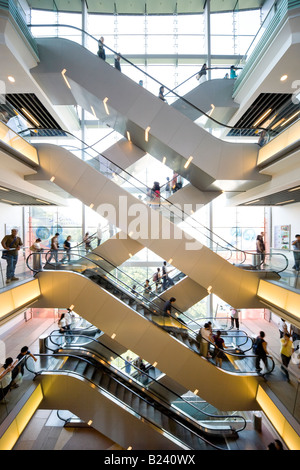 Visitatori, turisti e amanti dello shopping in materia di attraversamento delle scale mobili all'interno del Victoria Peak Tower, Hong Kong SAR, Cina Foto Stock