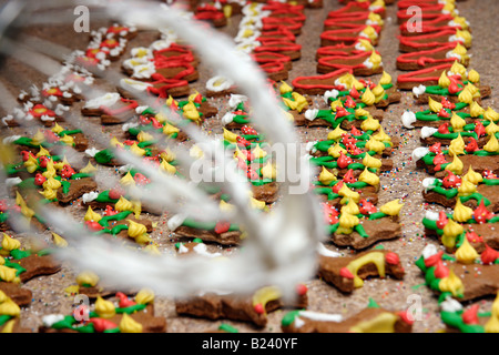 Pane di zenzero natalizio su un tavolo biscotti vintage a forma di cottura nessuno sopra di sopra primo piano sfondo pieno nessuno ad alta risoluzione Foto Stock