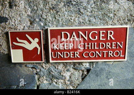 Tenere i bambini sotto controllo segnaletica di pericolo Foto Stock