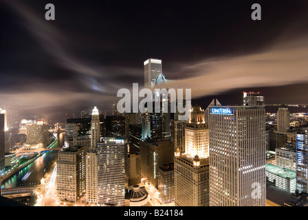 Chicago est del fiume con una bassa drammatico il cloud Foto Stock