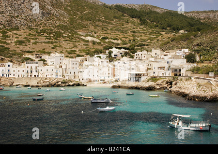 Barche da pesca nel porto di Levanzo Isole Egadi, Sicilia Foto Stock