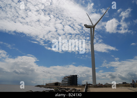 Il protocollo SLP turbina eolica del Mare del Nord, Ness punto, Lowestoft, Suffolk, Inghilterra, Regno Unito. Gulliver. Il giorno, il sole, le nuvole Foto Stock