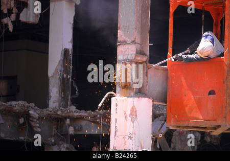 Lavoratori con torcia di acetilene demolizione edificio Foto Stock