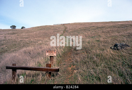 Segno di restauro lungo Stevens Creek Sentiero Natura Monte Bello spazio aperto conservare Santa Cruz Mountains California USA Foto Stock