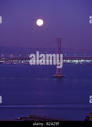 Luna su San Francisco Oakland Bay Bridge California Foto Stock