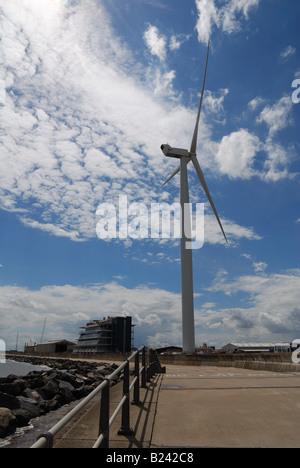 Il protocollo SLP turbina eolica del Mare del Nord, Ness punto, Lowestoft, Suffolk, Inghilterra, Regno Unito. Gulliver. Il giorno, il sole, le nuvole Foto Stock