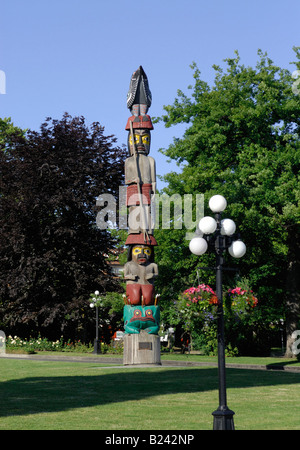 Il totem pole per motivi del parlamento in Victoria, BC, Canada Foto Stock