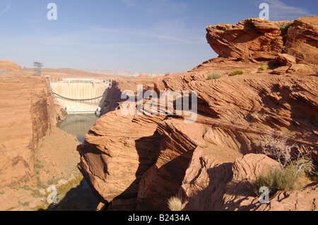 Glen Canyon Dam e fantasiosa a strati di pietra arenaria rossa forme in Page Arizona Foto Stock