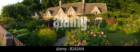 L'ultimo della serata la luce solare che cade su di cottage gardens nel villaggio Costwold di Bibury, Gloucestershire Foto Stock