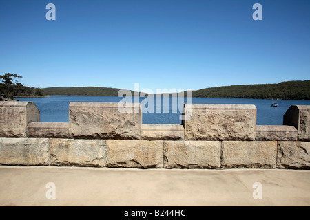 Storico muro di pietra arenaria Diga di cataratta Sydney Autorità di bacino idrografico Appin Nuovo Galles del Sud Australia Foto Stock