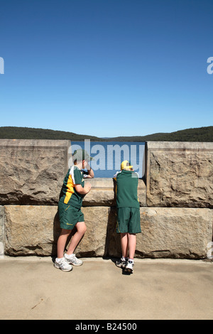 I bambini presso la diga di parete della diga di cataratta Sydney Autorità di bacino idrografico Appin Nuovo Galles del Sud Australia Foto Stock