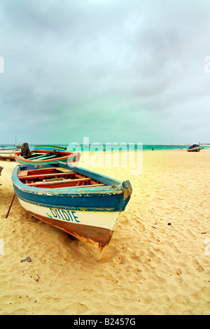 Barca sulla spiaggia di Santa Maria a Sal nelle isole di Capo Verde Foto Stock