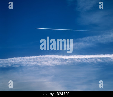 Un vapore di aeroplani trail nel cielo Foto Stock